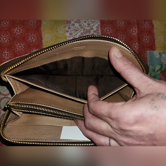 Authentic prada zippy wallet guc see pics - Picture 12 of 13